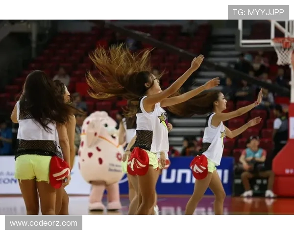 湖北女篮啦啦队节间舞蹈刷屏社媒点燃赛场活力与篮球激情风采展现